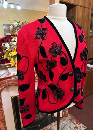 Veste Pia Boutique Paris – Rouge couture, fleurs 3D velours noir – Made in France – Pièce rare, brand: Pia B., condition: Very good, size: L / 40 / 12, €110.00, €116.20 includes Buyer Protection