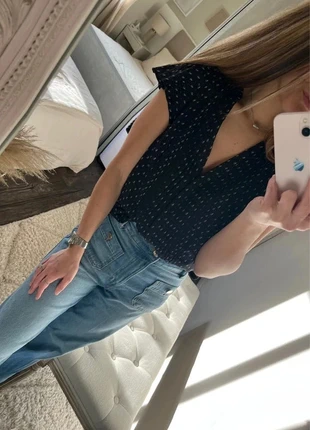 Blouse H&M noire – Taille 38 – Manches courtes, effet drapé & petits boutons, brand: H&M, condition: Very good, size: M / 38 / 10, €6.00, €7.00 includes Buyer Protection