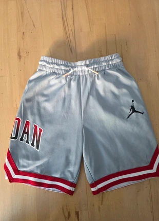 Short Nike Jordan 10/12 ans, marque: Jordan, état: Bon état, taille: 10 ans / 140 cm, 3,00 €, 3,85 € Protection acheteurs incluse