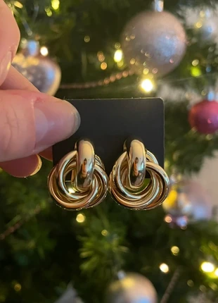 Goudkleurige knot oorbellen – twisted knot studs, elegant & tijdloos, merk: Luxe, staat: Nieuw met prijskaartje, € 2,00, € 2,80 inclusief Kopersbescherming