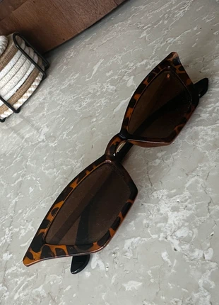 Cat eye sunglasses, staat: Heel goed, € 1,50, € 2,28 inclusief Kopersbescherming