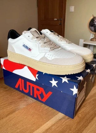 Chaussures Autry Medalist blanches grises noires taille 43, marque: Autry, état: Neuf sans étiquette, taille: 43, 113,00 €, 119,35 € Protection acheteurs incluse