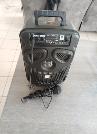 Enceinte Bluetooth avec micro, brand: funky skull, condizioni: Ottime, €15.00, €16.45 include la Protezione acquisti