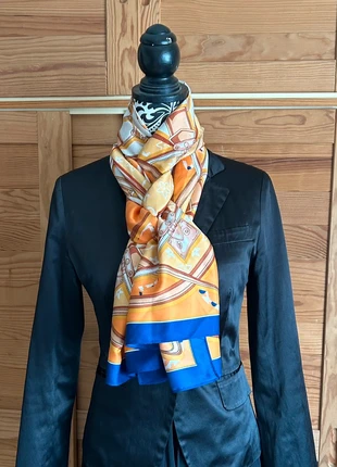 Foulard imprimé géométrique orange et bleu / effet soie luxueux, marke: en boutique, zustand: Sehr gut, 9,90 €, 11,10 € inklusive Vinted-Käuferschutz
