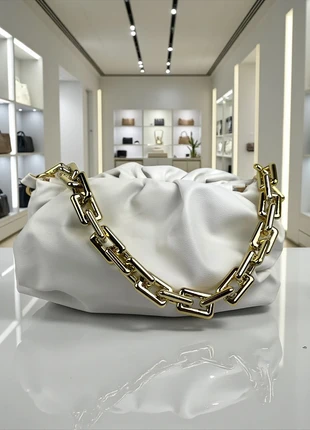 Pouch bag bianca con catena dorata – Bottega della Principessa, brand: Bottega della Principessa, condizioni: Nuovo con cartellino, €18.00, €19.60 include la Protezione acquisti Pro