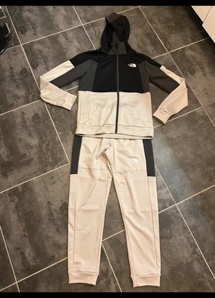 Survêtement the north face, merk: The North Face, staat: Nieuw zonder prijskaartje, maat: S, € 55,00, € 58,45 inclusief Kopersbescherming