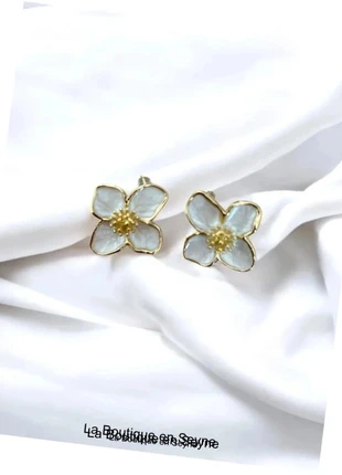 Boucle d’oreille fermoir femme fleurs acier inoxydable dorées blanc bijoux fantaisie, marke: Boutique privée, zustand: Neu, 4,00 €, 4,90 € inklusive Vinted-Käuferschutz