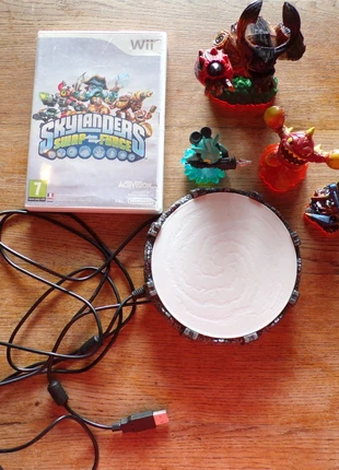 Plateforme Skylanders + jeu WII + figurines, état: Très bon état, 25,00 €, 26,95 € Protection acheteurs incluse