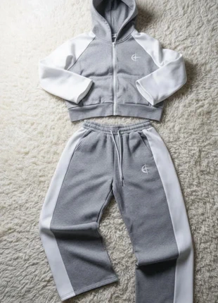 Ensemble jogging gris et blanc zippé à capuche style y2k, merk: y2k, staat: Heel goed, maat: M, € 70,00, € 74,20 inclusief Kopersbescherming