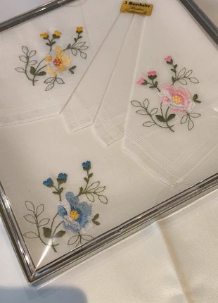 Coffret 3 mouchoirs brodés, état: Neuf avec étiquette, 4,00 €, 4,90 € Protection acheteurs incluse