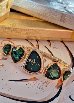 Superbe montre quartz dorée cristaux verts, marque: Boutique indépendante, état: Neuf sans étiquette, taille: Taille unique, 8,90 €, 10,05 € Protection acheteurs incluse