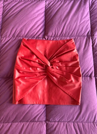 Minigonna ecopelle rossa Zara, brand: Zara, condizioni: Nuovo senza cartellino, taglia: S / IT 40 / EU 36, €7.00, €8.05 include la Protezione acquisti