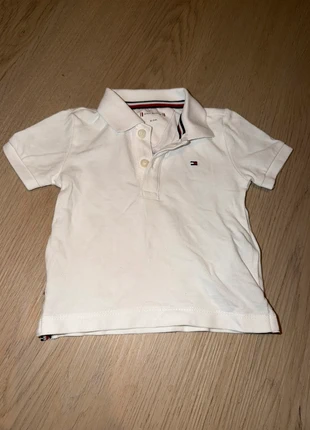Tommy hilfiger polo, merk: Tommy Hilfiger, staat: Heel goed, maat: 3-6 maanden / 62 cm, € 5,00, € 5,95 inclusief Kopersbescherming