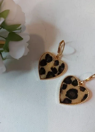Boucles d'oreilles pendantes coeurs dorés velours touché fourrure léopard, marke: coeur léopard, zustand: Sehr gut, 7,90 €, 9,00 € inklusive Vinted-Käuferschutz