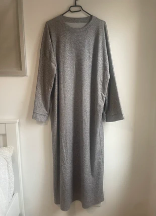 Robe longue grise côtelée – Taille unique, merk: Boutique indépendante, staat: Nieuw zonder prijskaartje, maat: Universele maat, € 15,00, € 16,45 inclusief Kopersbescherming
