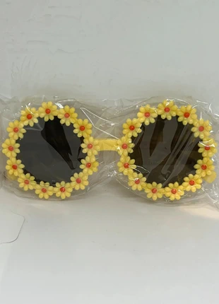 Leuke meisjes bloemetjes zonnebril geel, merk: Uitverkoop, staat: Heel goed, € 1,99, € 2,79 inclusief Kopersbescherming Pro