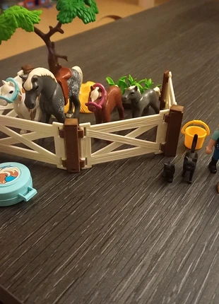 Chevaux bonhomme et accesoires, marque: Playmobil, état: Très bon état, taille: 4 ans / 104 cm, 8,00 €, 9,10 € Protection acheteurs incluse