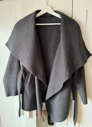 Grijze overslagjas, waterfall model one size, staat: Heel goed, maat: Universele maat, € 4,50, € 5,43 inclusief Kopersbescherming