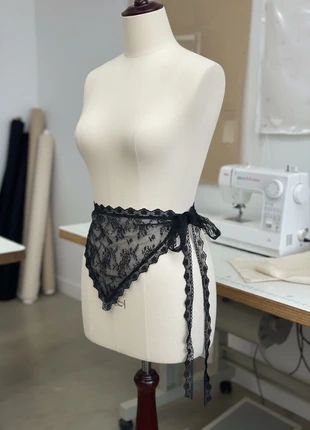 Bandeau en dentelle florale noire, marque: CHROME, état: Très bon état, 12,00 €, 13,30 € Protection acheteurs incluse