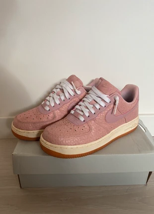 Air force 1 rose, marque: Nike, état: Très bon état, taille: 37.5, 40,00 €, 42,70 € Protection acheteurs incluse