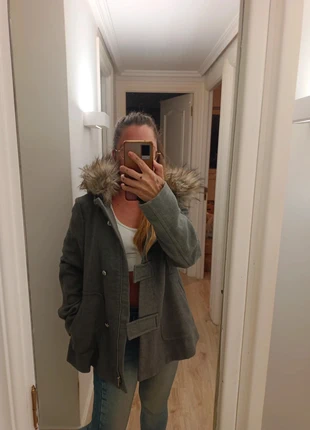 Chaqueta Zara talla S, en color gris con capucha de pelo sintético, marque: Zara, état: Très bon état, taille: S / 36 / 8, 25,00 €, 26,95 € Protection acheteurs incluse