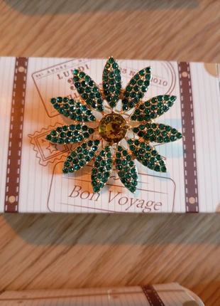 Broche avec la boîte, marca: luxe.fr, estado: Muito bom, €5.00, €5.95 inclui Proteção do Comprador Pro