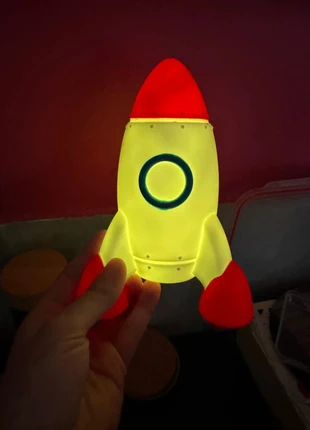Veilleuse fusée Dhink Rocket Night Light – LED multicolore avec minuterie 17 cm, marca: dhink, estado: Muito bom, €15.00, €16.45 inclui Proteção do Comprador Pro