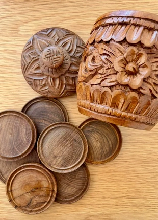 Handcarved Wooden Coaster With Jar With Engraved Flowers, marque: Vintage Love, état: Très bon état, 16,50 €, 18,03 € Protection acheteurs incluse