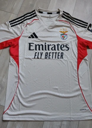 Camisola do Benfica 25/26, zustand: Neu, mit Etikett, größe: M, 20,00 €, 21,70 € inklusive Vinted-Käuferschutz