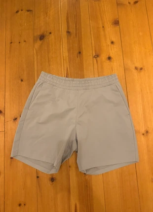 Brand new men’s shorts from UNIQLO, merk: Uniqlo, staat: Nieuw zonder prijskaartje, maat: L, € 10,00, € 11,20 inclusief Kopersbescherming