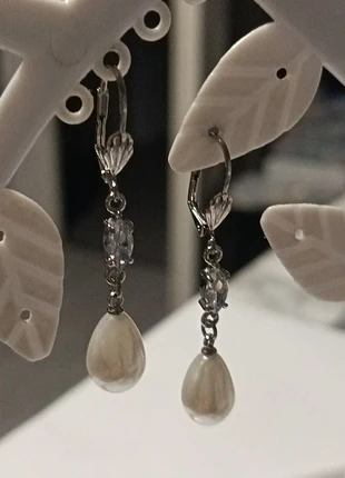 Boucles d'oreilles argentées style vintage zirconium sw et goutte nacrée., marque: belle et chic, état: Très bon état, 2,20 €, 3,01 € Protection acheteurs incluse