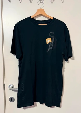 Zwarte print t-shirt Nike maat M, merk: Nike, staat: Nieuw zonder prijskaartje, maat: M, € 7,00, € 8,05 inclusief Kopersbescherming