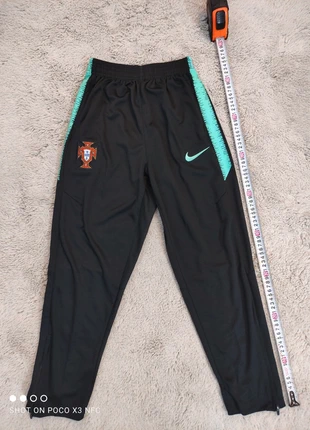 Jogging nike football portugal FPF, marque: Nike, état: Neuf sans étiquette, taille: 16 ans / 176 cm, 10,00 €, 11,20 € Protection acheteurs incluse