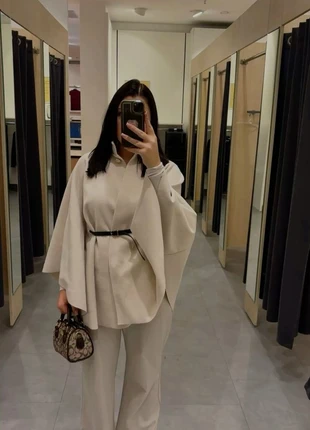 Cape d’hiver crème, état: Neuf sans étiquette, taille: Taille unique, 15,00 €, 16,45 € Protection acheteurs incluse