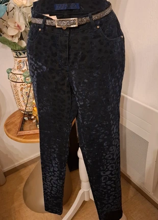 Pantalon femme ZAFfiRi(SXM)velours bleu marine itaille 40, brand: Zaffiri, condizioni: Ottime, taglia: L / IT 44 / EU 40, €8.00, €9.10 include la Protezione acquisti