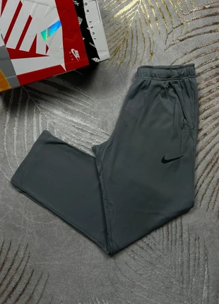 Jogging Nike gris foncé logo imprimer Nike noir, marque: Nike, état: Très bon état, taille: M, 28,00 €, 30,10 € Protection acheteurs (Pro) incluse