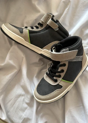 Baskets montantes Vertbaudet garçon pointure 29 noir/gris, marque: Vertbaudet, état: Neuf sans étiquette, taille: 29, 12,00 €, 13,30 € Protection acheteurs incluse