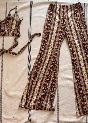 Ensemble haut court avec lacets et pantalon patte d’éléphant à motif fleurs, marque: Shein, état: Bon état, taille: S / 36 / 8, 4,00 €, 4,90 € Protection acheteurs incluse