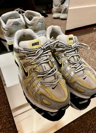 Nike P-6000 Sneaker silber gelb weiß Gr. 40, marque: Nike, état: Très bon état, taille: 40, 20,00 €, 21,70 € Protection acheteurs incluse