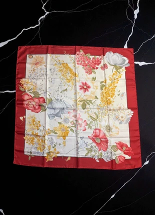 Foulard Valentino, marque: Valentino, état: Neuf sans étiquette, 34,00 €, 36,40 € Protection acheteurs incluse