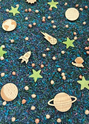 Houten planeten en glow in the dark sterren, merk: SPACE, staat: Heel goed, maat: 4 jaar / 104 cm, € 4,50, € 5,43 inclusief Kopersbescherming Pro