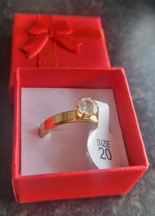 Prachtige goudkleurige ring met een steen😊🌺, merk: Stainless steel, staat: Heel goed, maat: 63.5 mm / 20.2 mm Ø, € 4,00, € 4,90 inclusief Kopersbescherming