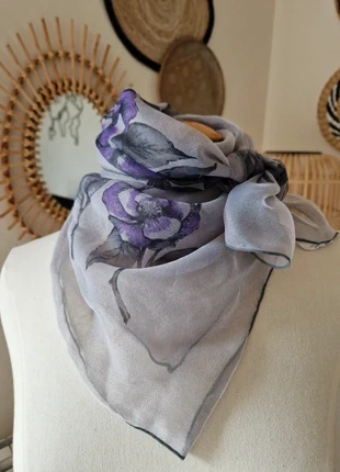 🧣Adorable Foulard carré en crépeline de nylon 70x70 cm vintage gris à motifs fleurs violettes violet, merk: Vintage, staat: Heel goed, € 6,00, € 7,00 inclusief Kopersbescherming Pro