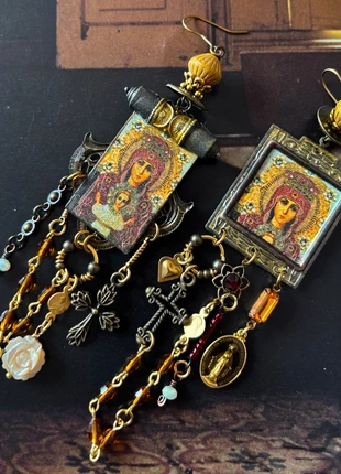 Boucles d'oreilles asymétriques religieuses de créateur indépendant La vierge et l'enfant, marque: Fabrication Artisanale, état: Très bon état, 79,00 €, 83,65 € Protection acheteurs (Pro) incluse