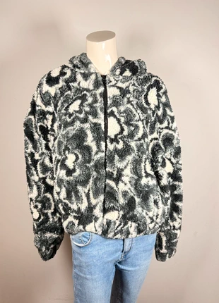 Urban Outfitters fuzzy floral hoodie jacket, soft winter style (XS), marque: Vintage Dressing, état: Très bon état, taille: XS / 34 / 6, 28,90 €, 31,05 € Protection acheteurs incluse