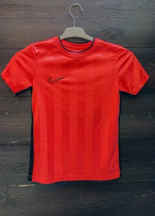 Maillot Nike football enfant – Style sportif, marque: Nike, état: Très bon état, taille: 8 ans / 128 cm, 5,00 €, 5,95 € Protection acheteurs (Pro) incluse