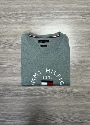 T-shirt Tommy Hilfiger - Gris - 100% coton - Logo Central - Taille M Slim Fit, marke: Tommy Hilfiger, zustand: Sehr gut, größe: M, 8,00 €, 9,10 € inklusive Vinted-Käuferschutz