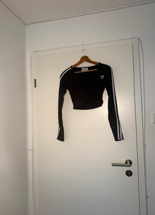 Adidas oberteil, marque: adidas, état: Très bon état, taille: XXS / 32 / 4, 10,00 €, 11,20 € Protection acheteurs incluse