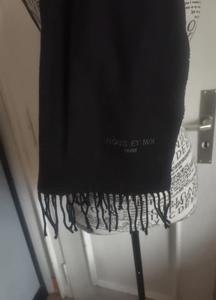 Echarpe noire à franges Nous et Moi unisexe quasi neuve, marque: Nous et Moi, état: Très bon état, 1,50 €, 2,28 € Protection acheteurs incluse