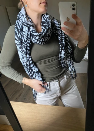 Écharpe noire et blanche, état: Très bon état, 1,00 €, 1,75 € Protection acheteurs incluse